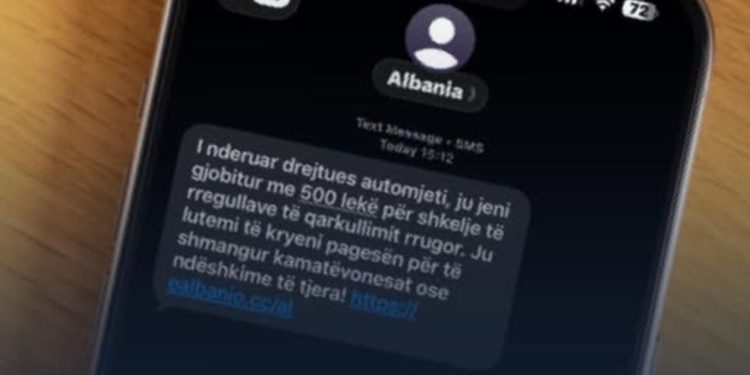 Jeni ndëshkuar për shkelje të rregullave të trafikut: AKSK jep paralajmërimin për qytetarët të mos hapin lidhjet e dyshuara që vijnë në telefonat e tyre.