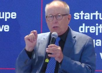 "Ju nuk jeni një vend normal”/ Profesori William Barnet ironizon Ramën: Edhe ti nuk je normal, është një gjë pozitive.