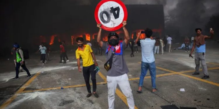 Kaos në Nepal: Më shumë se 900 të burgosur shpëtojnë gjatë protestave të dhunshme