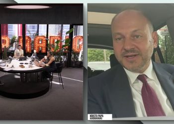 Kardiologu rrëfen se si shpëtoi jetën një pacienti gjatë fluturimit Tiranë-Londër: "Për tre orë komunikuam vazhdimisht me pilotët, aktivizimi i protokollit të emergjencës."