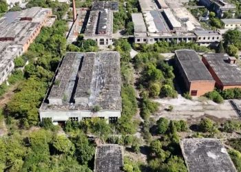 Kënd lodrash për Shkodrën, makinat dhe hekurishtet largohen nga ish-reparti ushtarak i bllokuar për 30 vjet.