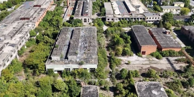 Kënd lodrash për Shkodrën, makinat dhe hekurishtet largohen nga ish-reparti ushtarak i bllokuar për 30 vjet.