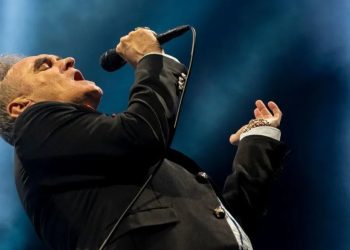 Këngëtari i njohur, Morrissey, tërheq koncertet pas kërcënimit me vdekje.