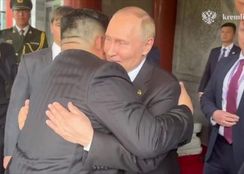 Kërcime të ngrohta dhe shtrëngime duarsh! Çfarë mbeti jashtë vëmendjes nga takimi Putin-Kim Yong Un