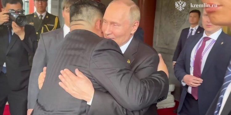 Kërcime të ngrohta dhe shtrëngime duarsh! Çfarë mbeti jashtë vëmendjes nga takimi Putin-Kim Yong Un