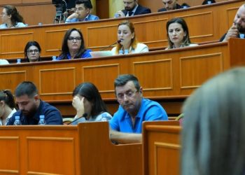 Këshilli Bashkiak zhvillon mbledhje, miratohet agenda për procesin e shkarkimit të Veliajt.