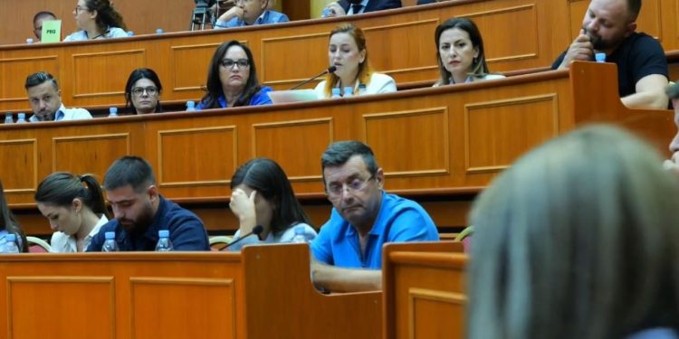 Këshilli Bashkiak zhvillon mbledhje, miratohet agenda për procesin e shkarkimit të Veliajt.