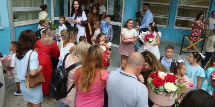 Këto janë vitet e reja shkollore në të gjithë vendin: 26 mijë fëmijë të rinj në klasën e parë.