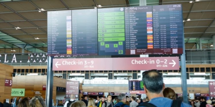 Kibernetikë goditje që ndërpreu funksionimin e aeroportet evropiane, anulimet e fluturimeve do të vazhdojnë edhe nesër, ja cilat preken.