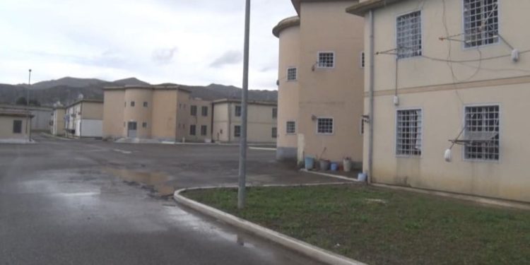 Kontroll i papritur në burgun e Peqinit, i dënuari me burgim të përjetshëm gjen një iPhone 16 në qeli.