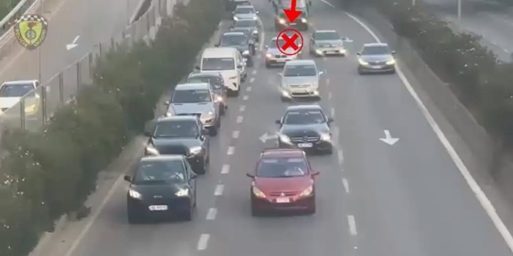 Kontrolli i hyrjeve dhe daljeve të autostradave: Gjobiten shoferët për parakalime të gabura dhe parkim të paligjshëm.