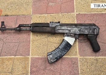 Krimi Familjar në Tiranë: Kryefamiljari Dhunonte Gruan dhe Vajzën e Vogël, Mësoohet se Kishte Kallashnikov