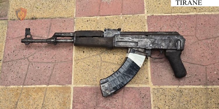 Krimi Familjar në Tiranë: Kryefamiljari Dhunonte Gruan dhe Vajzën e Vogël, Mësoohet se Kishte Kallashnikov