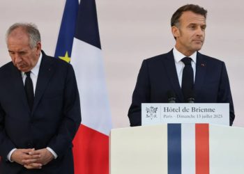 Kriza politike në Francë: Kryeministri Bayrou humb postin pas humbjes së votëbesimit, Macron përballet me sfida zgjedhore.