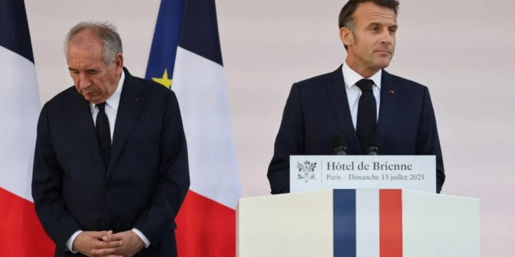 Kriza politike në Francë: Kryeministri Bayrou humb postin pas humbjes së votëbesimit, Macron përballet me sfida zgjedhore.