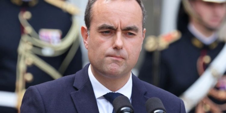 Kryeministri i ri i Francës heq dorë nga plani për të anuluar dy festat zyrtare, angazhohet për dialog dhe reforma të decentralizuara.