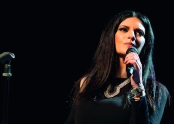 "Kur dikush erdhi për të më marrë me një Porsche, unë nuk hypa; zgjodha metronë," tregon Laura Pausini: Shita 40 milionë albume, por mbeta pa asnjë qindarkë.