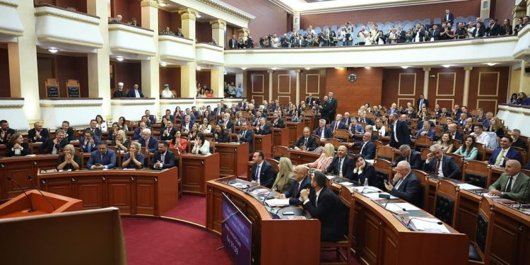 Kuvendi do të mbajë dy seanca nesër, zbardhen projektvendimet që pritet të votohen.