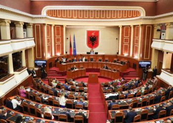 Kuvendi me një ekip të ri: Niko Peleshi në krye, Balla rikthehet si lider i grupit. Çfarë ndryshimesh ka në drejtimin e komisioneve parlamentare?