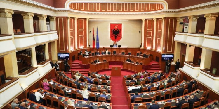 Kuvendi me një ekip të ri: Niko Peleshi në krye, Balla rikthehet si lider i grupit. Çfarë ndryshimesh ka në drejtimin e komisioneve parlamentare?