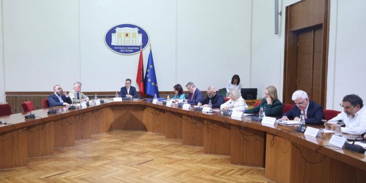 Kuvendi merr një format të ri: Mazhoranca shpall lëvizjen e saj, Peleshi convokon konferencën e kryetarëve për miratimin e komisioneve.