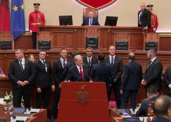 LAJM I FUNDIT: PD ndalon foltoren që në seancën e parë; Llajo i drejtohet Berishës: Mënyra e veprimit tua është në përputhje me rregulloret egasht, doktor Berisha.