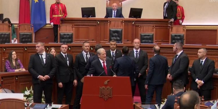 LAJM I FUNDIT: PD ndalon foltoren që në seancën e parë; Llajo i drejtohet Berishës: Mënyra e veprimit tua është në përputhje me rregulloret egasht, doktor Berisha.