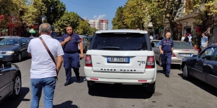 LAJM I FUNDIT/ Të shtëna me armë në qendër të Shkodrës, një person i lënduar