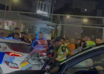 LAJMI I FUNDIT/ Shkelën urdhrat e policisë rrugore, dyshime për arrestime në Astir. Publikohet momenti i intervenimit.