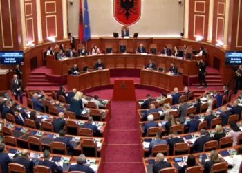 LIVE/ "Mos e lini këtë turp të vazhdojë", debati hap seancën plenare, opozita kërkon bisedë mbi programin e qeverisë së re.