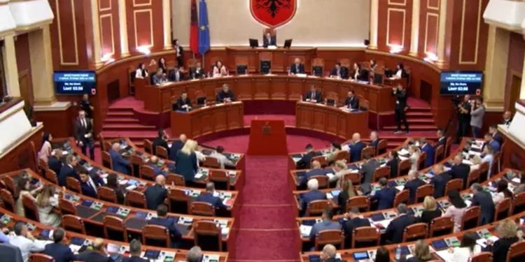 LIVE/ "Mos e lini këtë turp të vazhdojë", debati hap seancën plenare, opozita kërkon bisedë mbi programin e qeverisë së re.