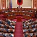 LIVE/ "Mos e lini këtë turp të vazhdojë", debati hap seancën plenare, opozita kërkon bisedë mbi programin e qeverisë së re.