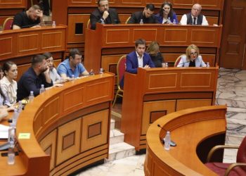 LIVE/ Nis mbledhja e Këshillit Bashkiak për shkarkimin e Veliajt, diskutime rreth pjesëmarrjes së kryebashkiakut.