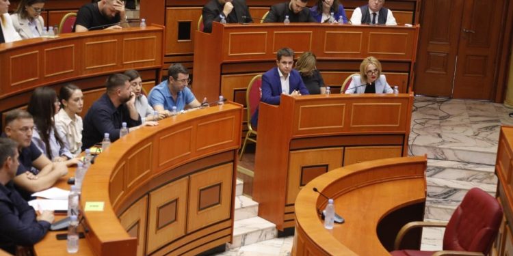 LIVE/ Nis mbledhja e Këshillit Bashkiak për shkarkimin e Veliajt, diskutime rreth pjesëmarrjes së kryebashkiakut.