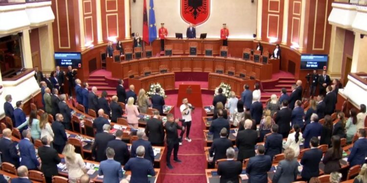 LIVE: Seanca e parë e Kuvendit për 72 deputetë, drejtuar nga Vasil Llajo