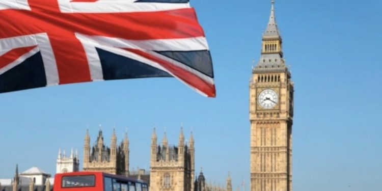 Lajm shqetësues për shqiptarët në Britani: Qeveria britanike planifikon të heqë letërnjoftimet tradicionale.