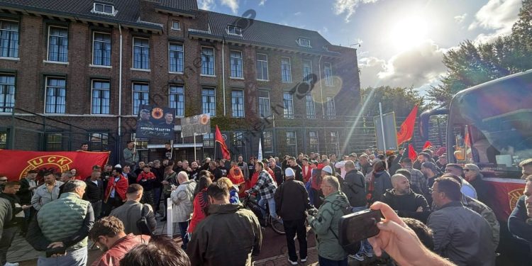 Lajmi i fundit: Policia holandeze ndalon shqiptarët të protestojnë para Gjykatës Speciale