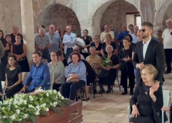 Lamtumira e fundit për regjisorin Dhimitër Anagnosti, Nderi i Kombit, që gjen prehje në Vuno