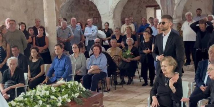 Lamtumira e fundit për regjisorin Dhimitër Anagnosti, Nderi i Kombit, që gjen prehje në Vuno