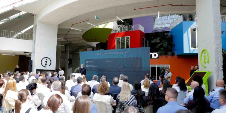 "Le të bëjmë pronar të 'prurësit' të rrushit prej çeliku", Rama ironizon mbi zaptimet e hapësirave publike: U përhap në të gjithë Shqipërinë si një mortje.