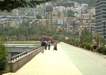 Liqeni ndotet nga ujërat e zeza: KLSH zbardh dështimin e zgjidhjes së situatës në Tiranë.