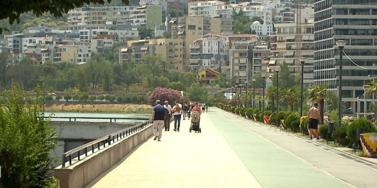 Liqeni ndotet nga ujërat e zeza: KLSH zbardh dështimin e zgjidhjes së situatës në Tiranë.