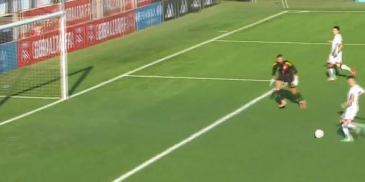 Live Gjibraltar-Shqipëri: Asani trondit rrjetën, por gjyqtari ndalon aksionin për një pozicion të pavlefshëm.