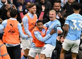 Mançesteri turpëron Unitedin në derbin e qytetit, ndërsa Liverpuli shpëtohet nga një penallti në fund ndaj ekipit të Brojës.