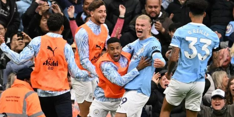 Mançesteri turpëron Unitedin në derbin e qytetit, ndërsa Liverpuli shpëtohet nga një penallti në fund ndaj ekipit të Brojës.