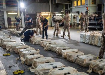 Marina franceze konfiskon 9.6 ton kokainë pranë Afrikës Perëndimore.