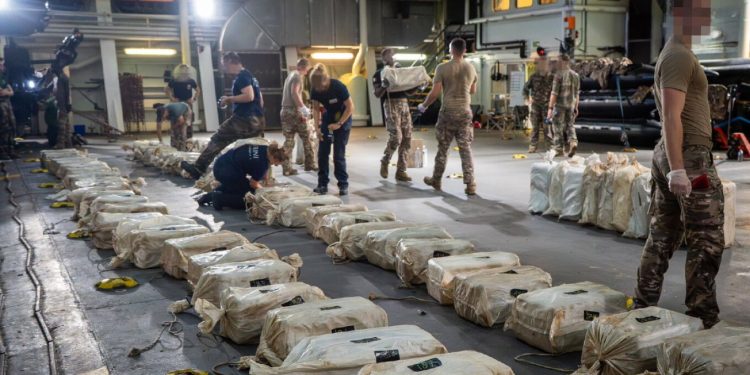 Marina franceze konfiskon 9.6 ton kokainë pranë Afrikës Perëndimore.