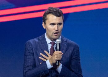 Masa të rrepta në funeralin e Kirkut, FBI dhe qindra oficerë policie në stadiumin e Arizonës, mbi 100,000 të pranishëm.