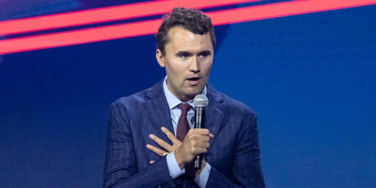 Masa të rrepta në funeralin e Kirkut, FBI dhe qindra oficerë policie në stadiumin e Arizonës, mbi 100,000 të pranishëm.