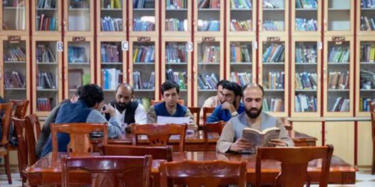 Masa të tjera kufizuese në Afganistan: Talibanët ndalojnë librat e autorësisë femërore.